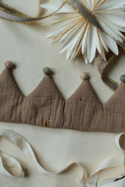 Födelsedagskrona i muslin – Taupe – TISU – detaljbild 8