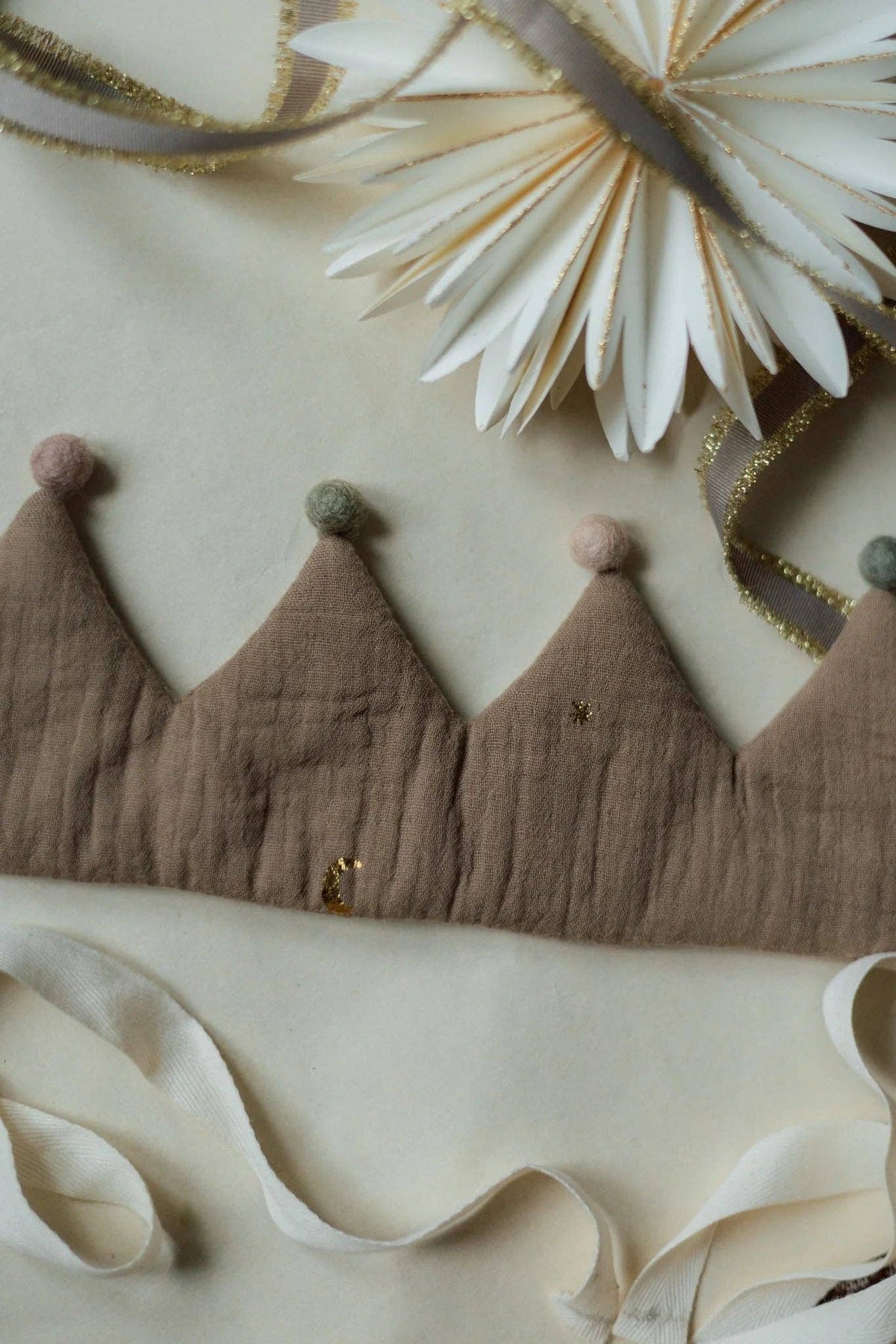Födelsedagskrona i muslin – Taupe – TISU – detaljbild 8