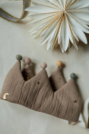 Födelsedagskrona i muslin – Taupe – TISU – detaljbild 7