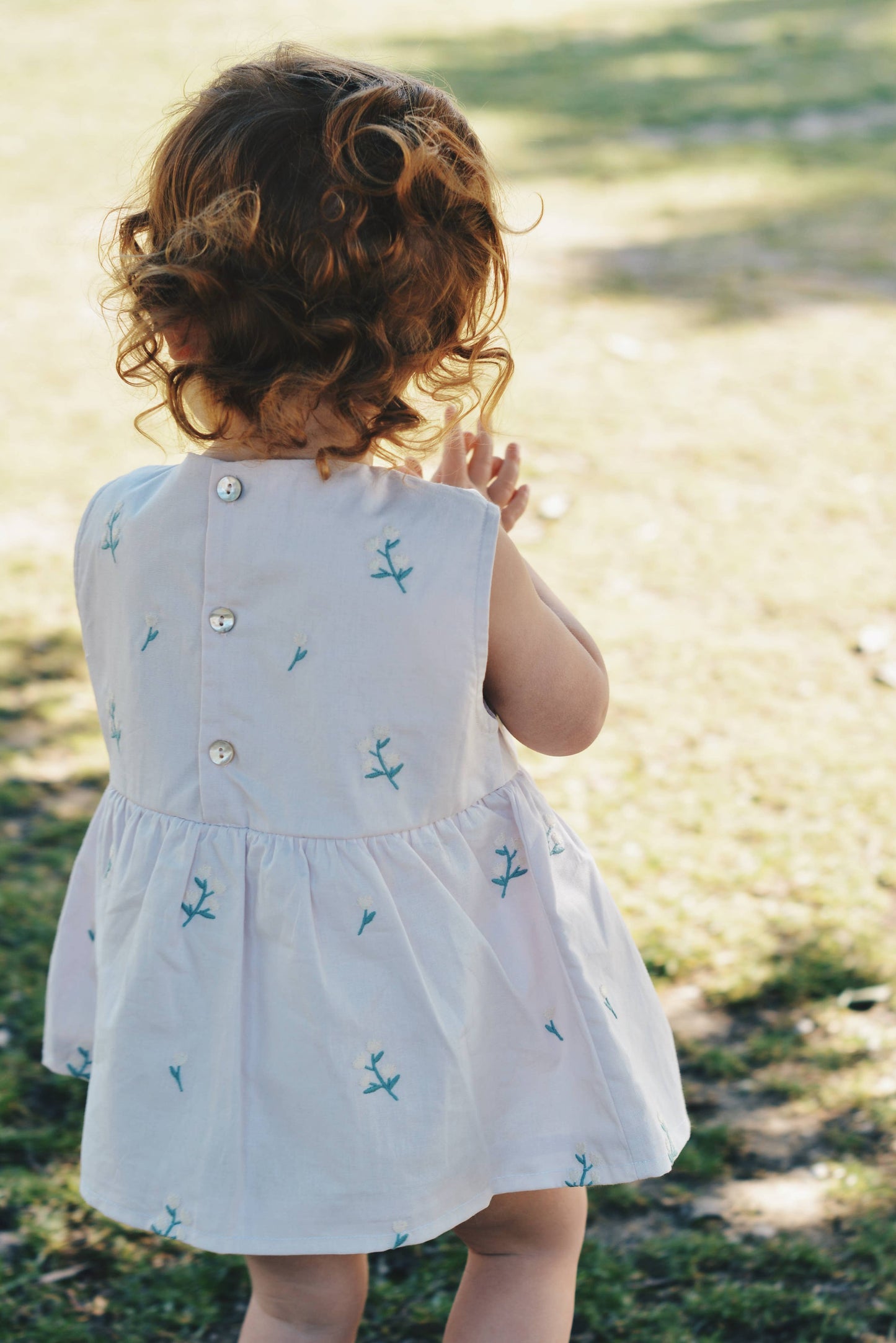 Heather romper baby i bomull – Broderade blommor