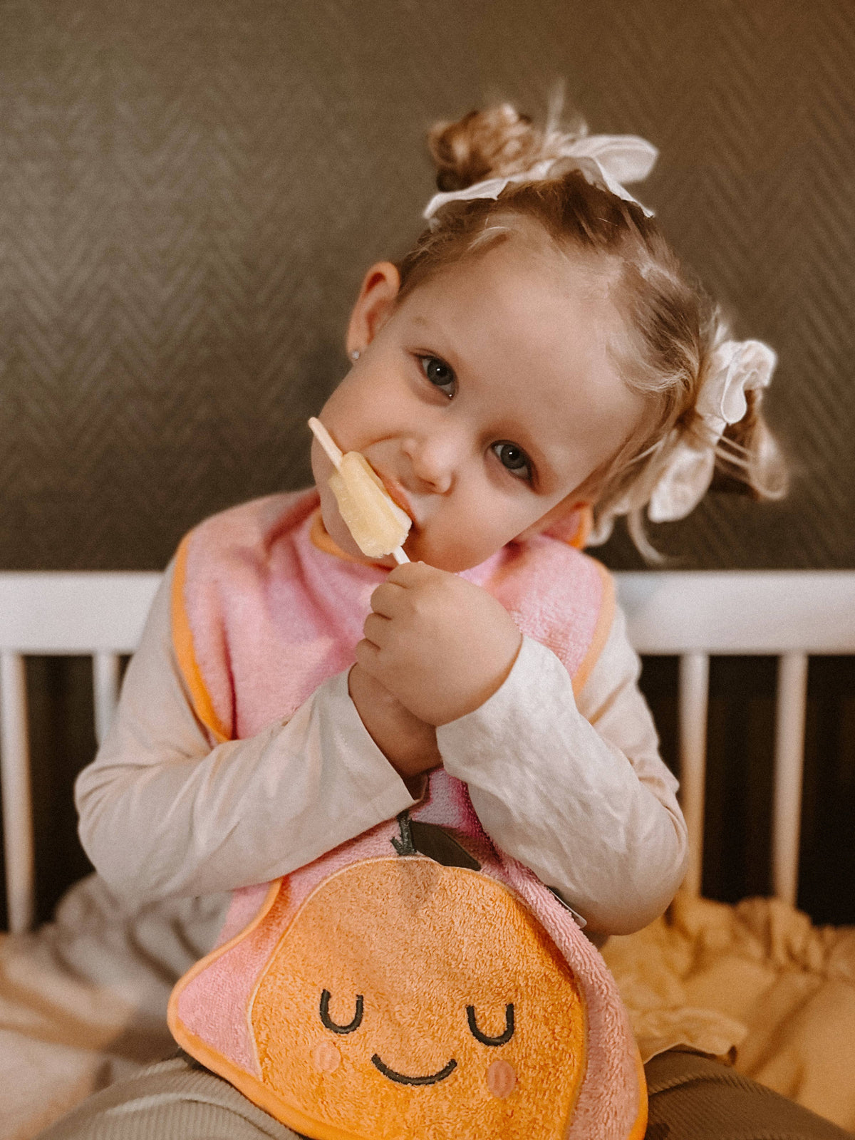 Babyhaklapp Mandy Mandarine i frotté – the cotton cloud – detaljbild 3