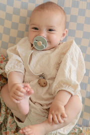 FRIGG Little Viking napp – Sage 0–6 mån – TISU – produktbild 2