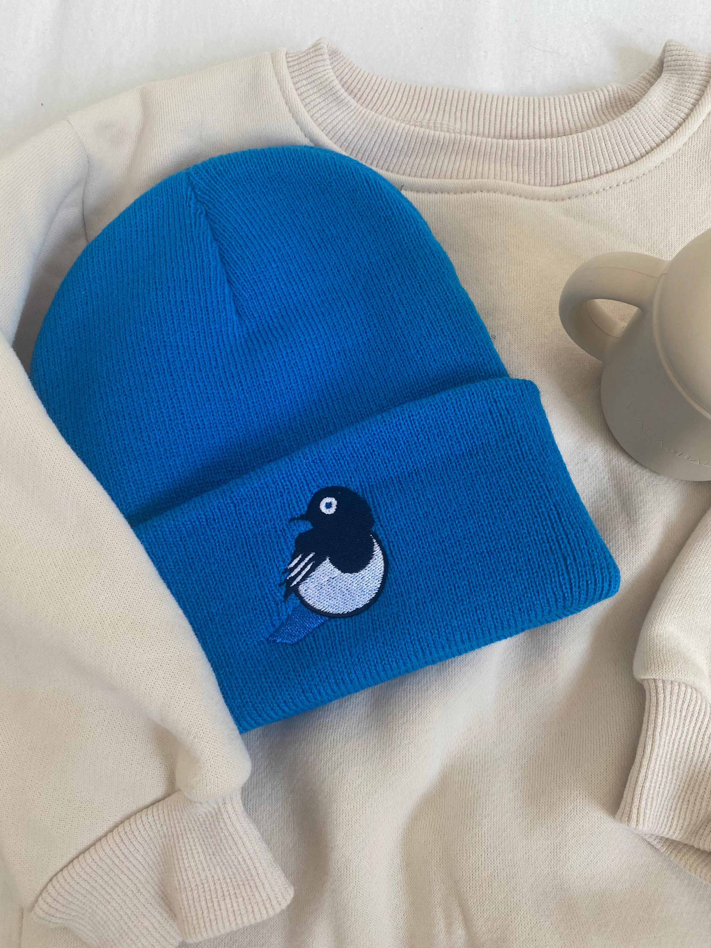 Broderad babymössa Skata i bomull – BaraBaby – detaljbild 6