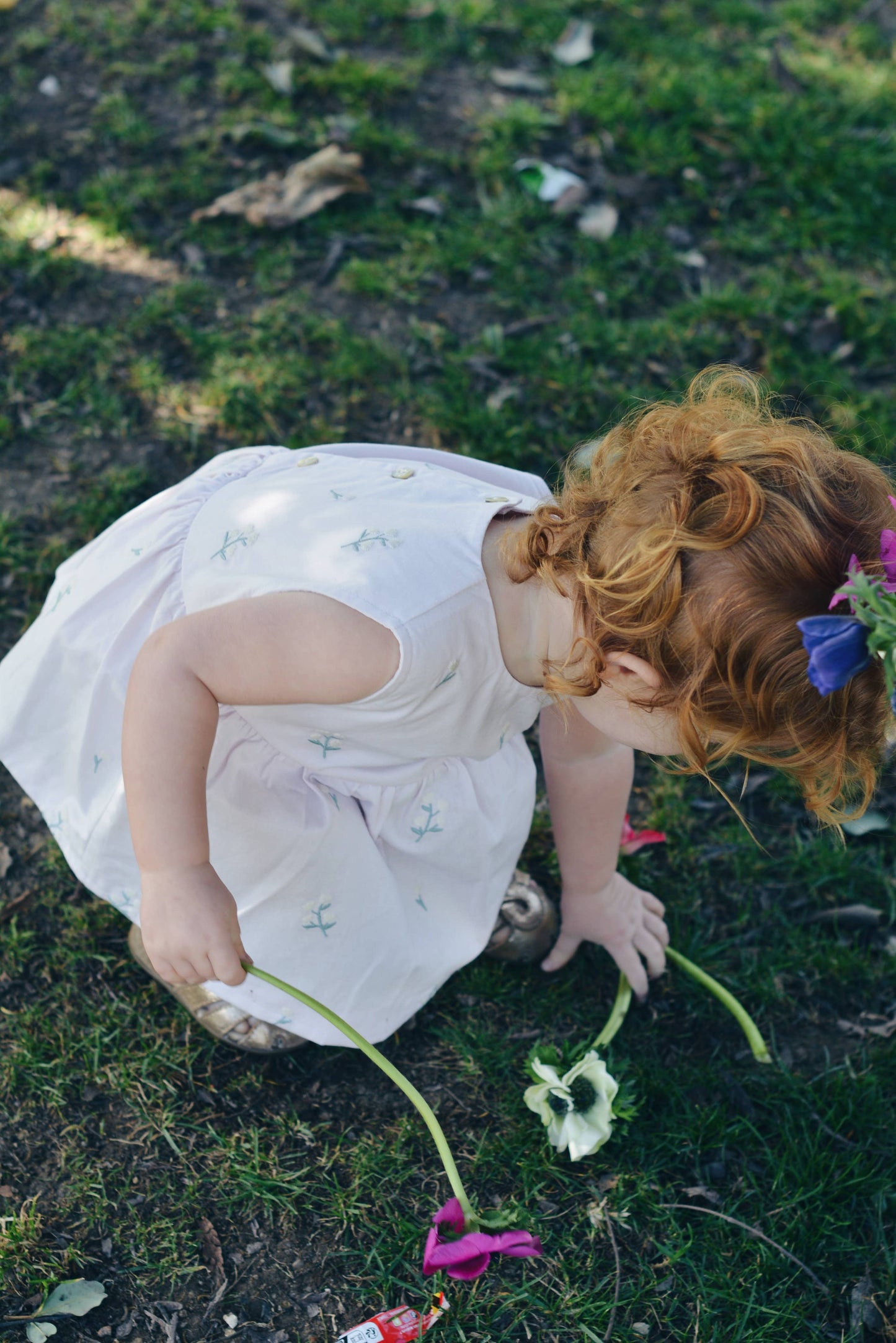 Heather romper baby i bomull – Broderade blommor