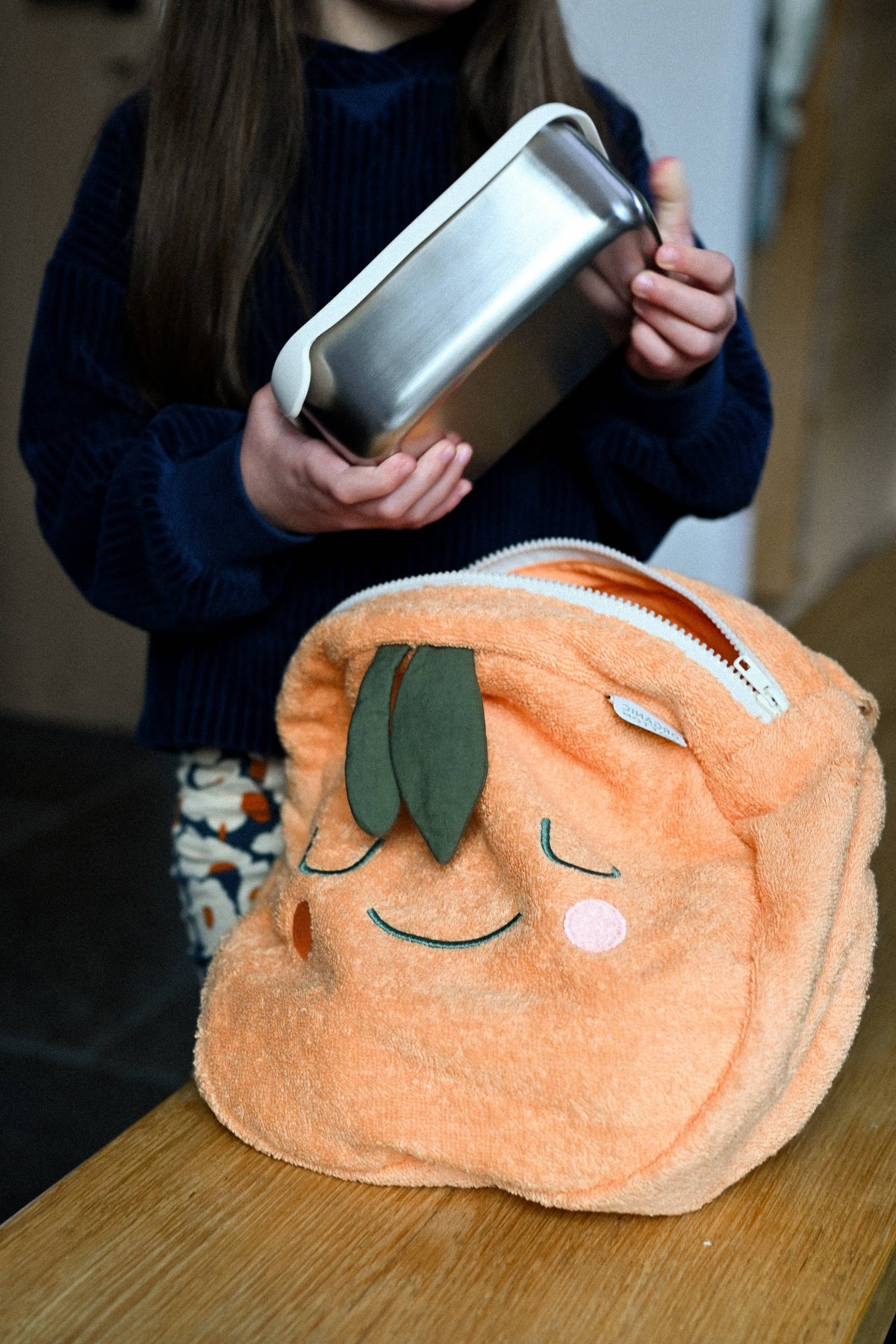 Barnryggsäck Mandy Mandarine i frotté – the cotton cloud – detaljbild 5