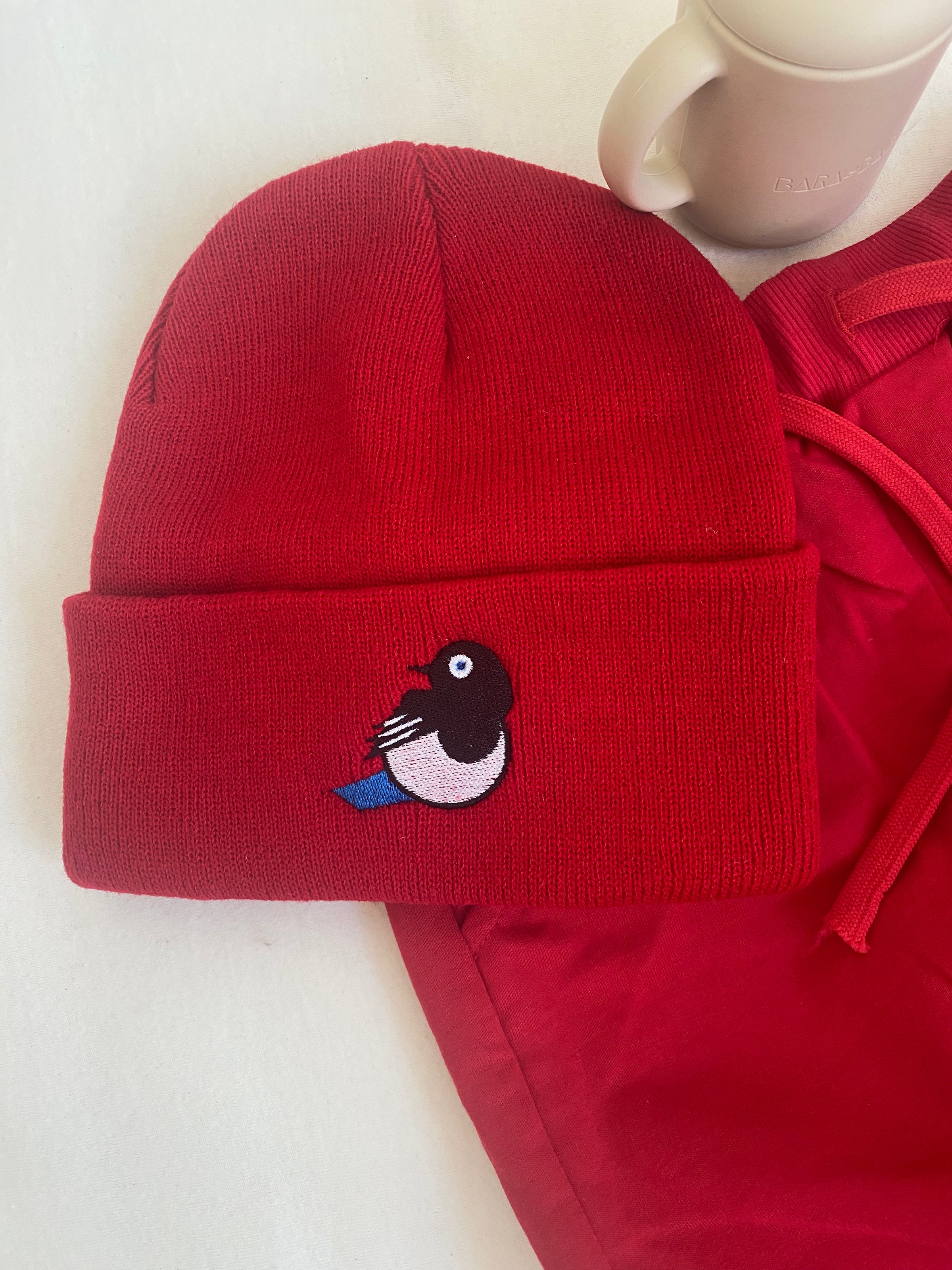 Broderad babymössa Skata i bomull – BaraBaby – detaljbild 5