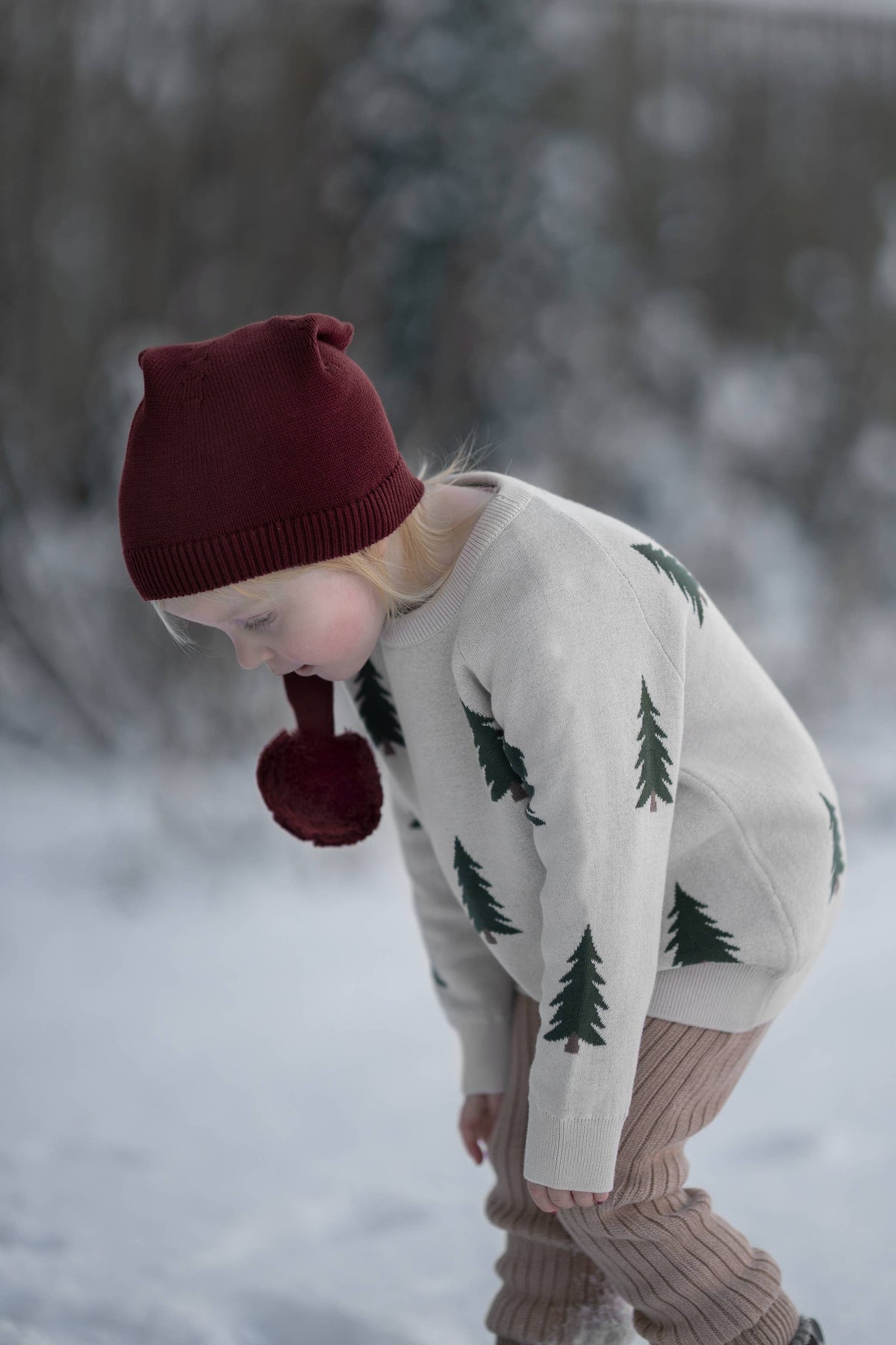 Mörkröd stickad tomteluva för barn med tofs från Hanevild