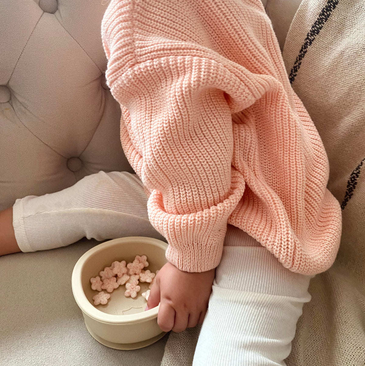 Stickad oversized tröja i bomull – barn – BaraBaby – detaljbild 3