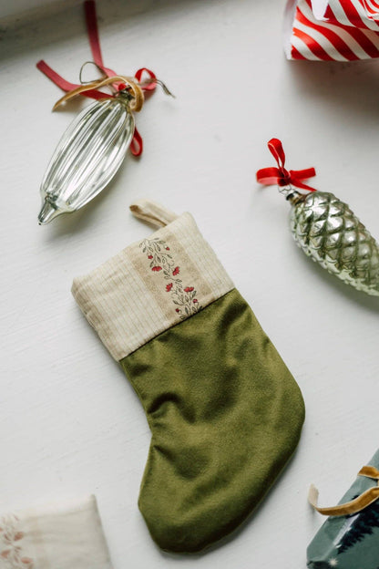 Julstrumpa Olive – Handgjord i Sammet & Japansk Bomull | Baby 23 cm med Upphängning