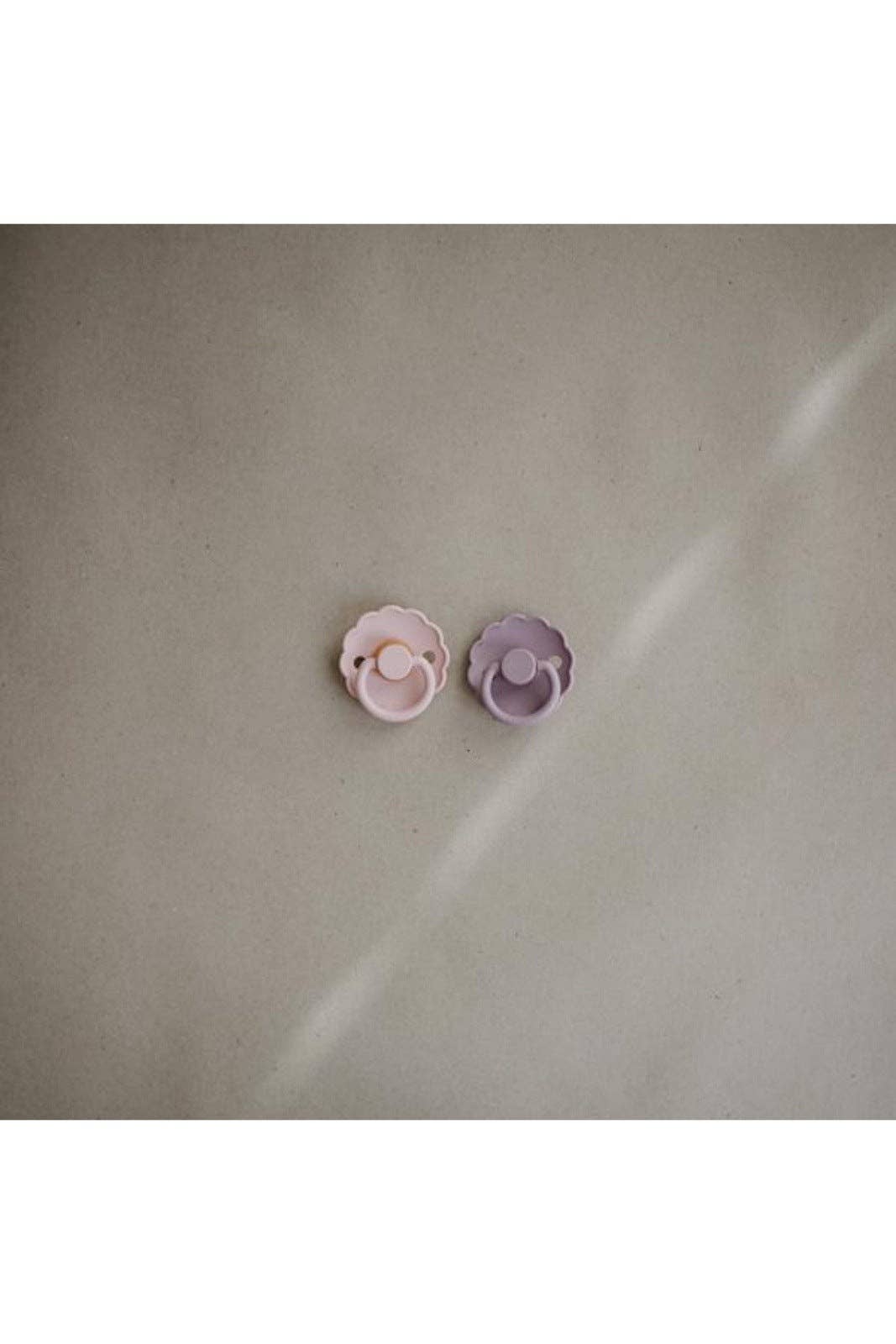 Daisy Napp – Soft Lilac 0-6m | Naturgummi Latex | Tillverkad i Danmark | BPA-fri