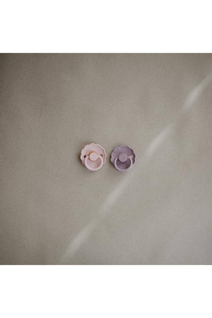 Daisy Napp – Soft Lilac 0-6m | Naturgummi Latex | Tillverkad i Danmark | BPA-fri