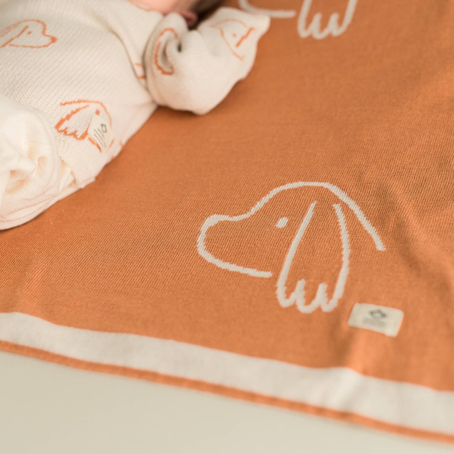 Babyfilt i ekologisk bomull med hundmotiv – Ecru, 80 × 100 cm