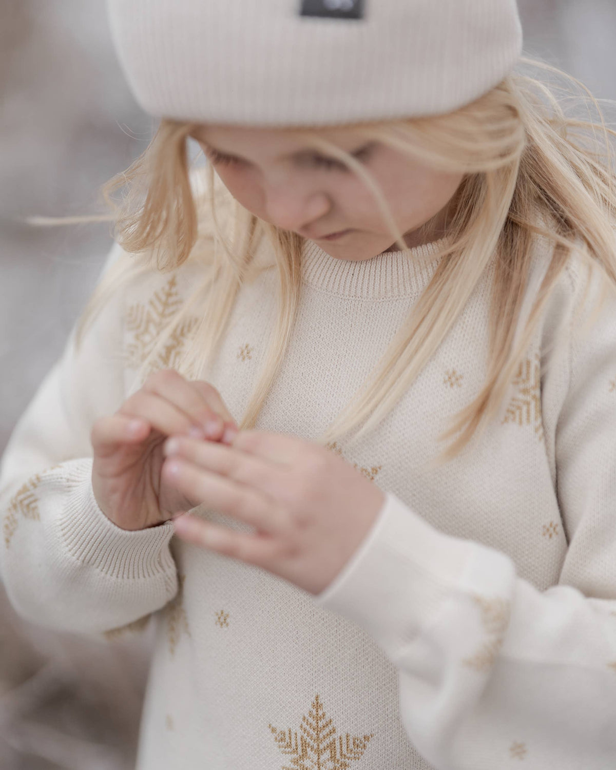 Stickad jultröja för barn med gyllene snöflingor från Hanevild