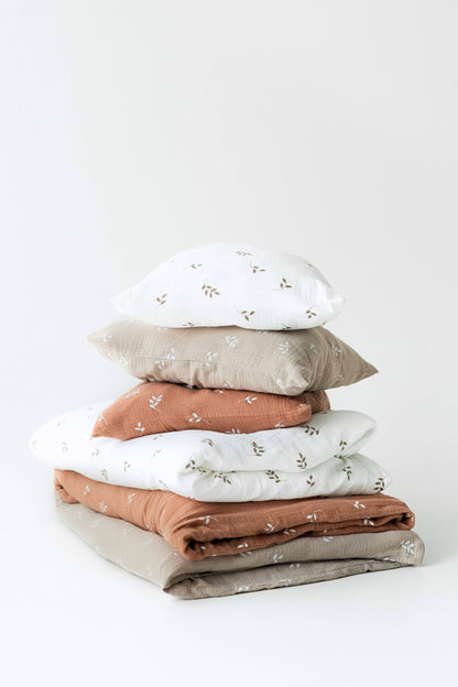 Ekologiskt Baby Påslakanset i Muslin – Cream Leaves | TISU – 100% Bomull