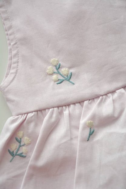 Heather romper baby i bomull – Broderade blommor