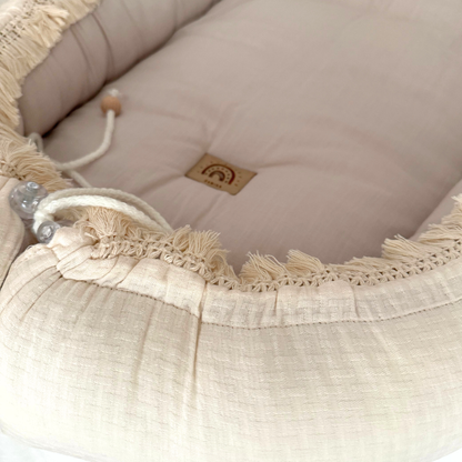 Babynest nyfödd – AINA Boho i ekologisk bomull (Butter/Beige) 90x55