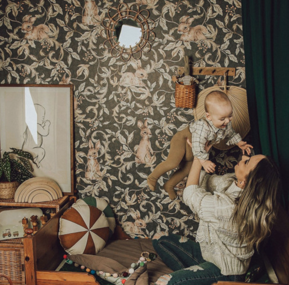 Tapet Barnrum - Rabbits Groove Dark | Kaniner på Mörk Botten | Remsa 280×100 cm (Non-woven)