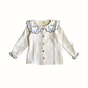 Blå barnblus med broderad krage – Lil' Paradise Copenhagen – detaljbild 2