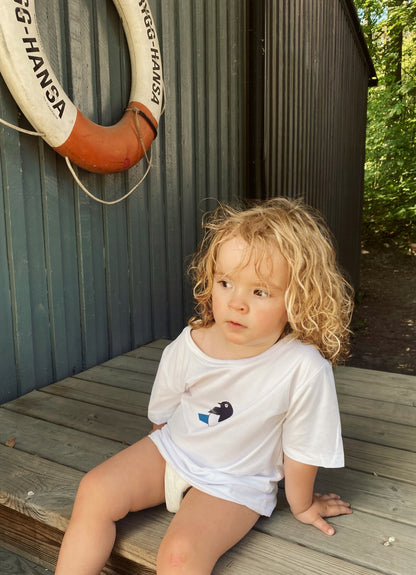 BaraBaby Oversized Children's T-shirt - Ultra-soft White with Little Magpie Print