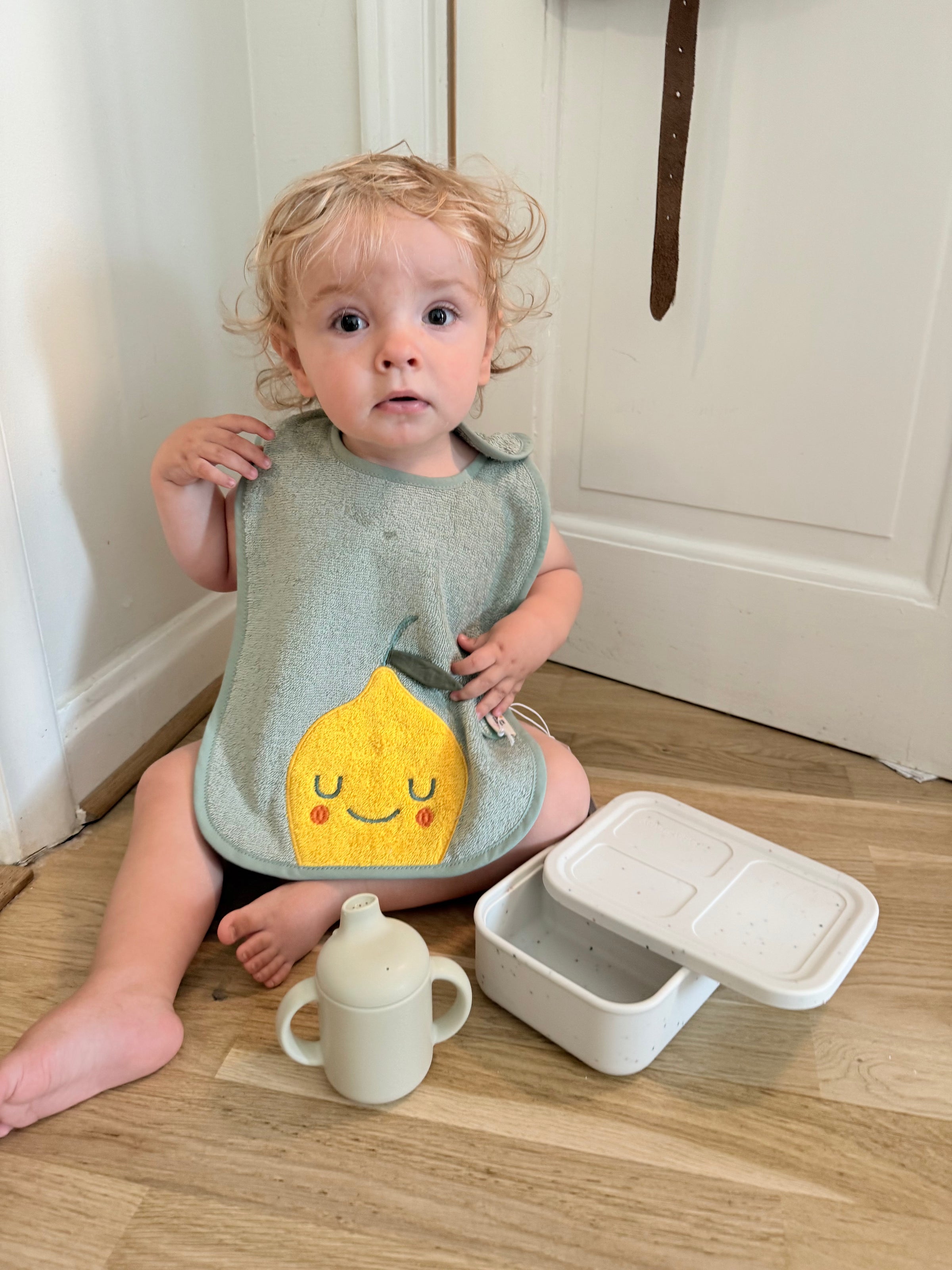 Babyhaklapp Lola Lemon i frotté – the cotton cloud – detaljbild 2