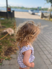 Vit prickig baddräkt för baby – BaraBaby – detaljbild 4