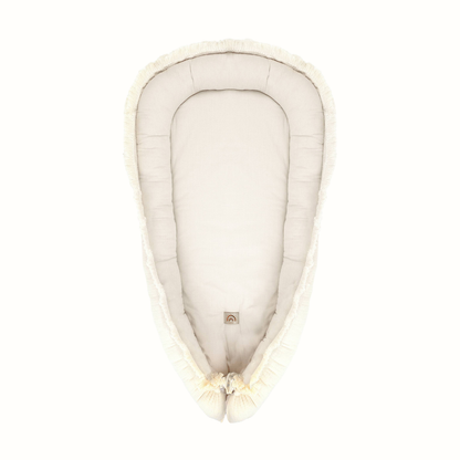 Babynest nyfödd – AINA Boho i ekologisk bomull (Butter/Beige) 90x55
