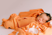 Nyföddset Orange i ekologisk bomull – BaraBaby – detaljbild 2