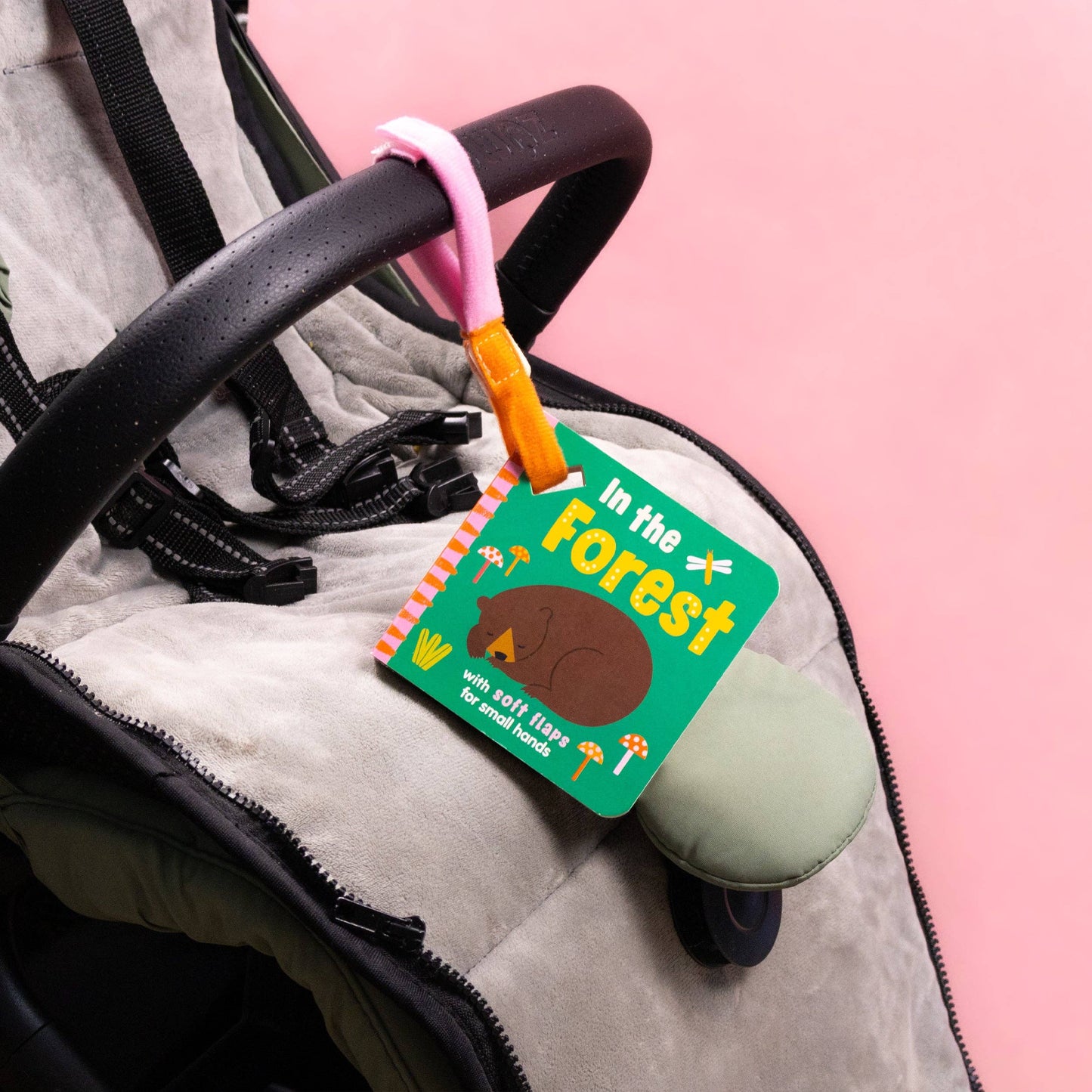 Barnvagnsbok med filtflikar – In the Forest