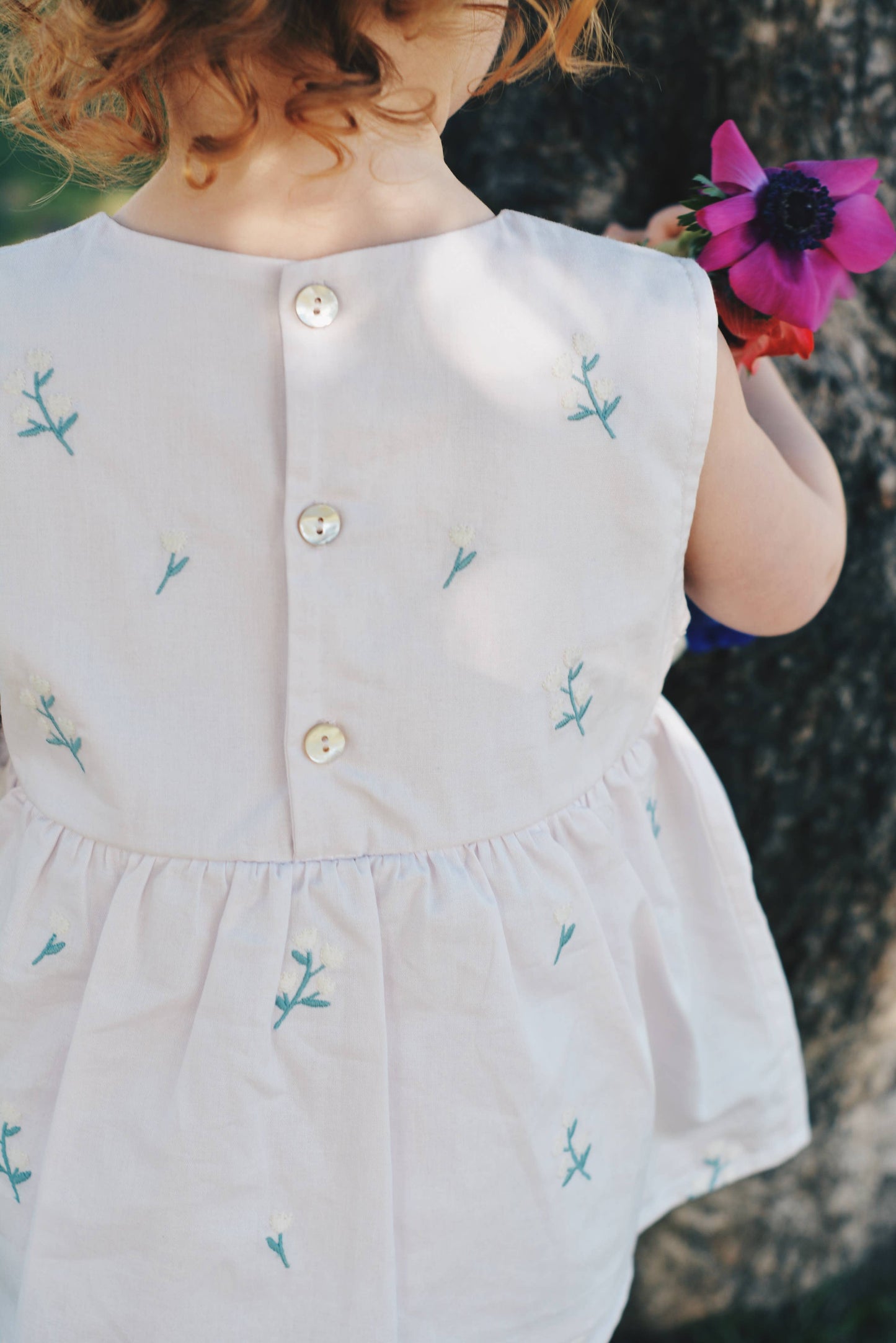 Heather romper baby i bomull – Broderade blommor