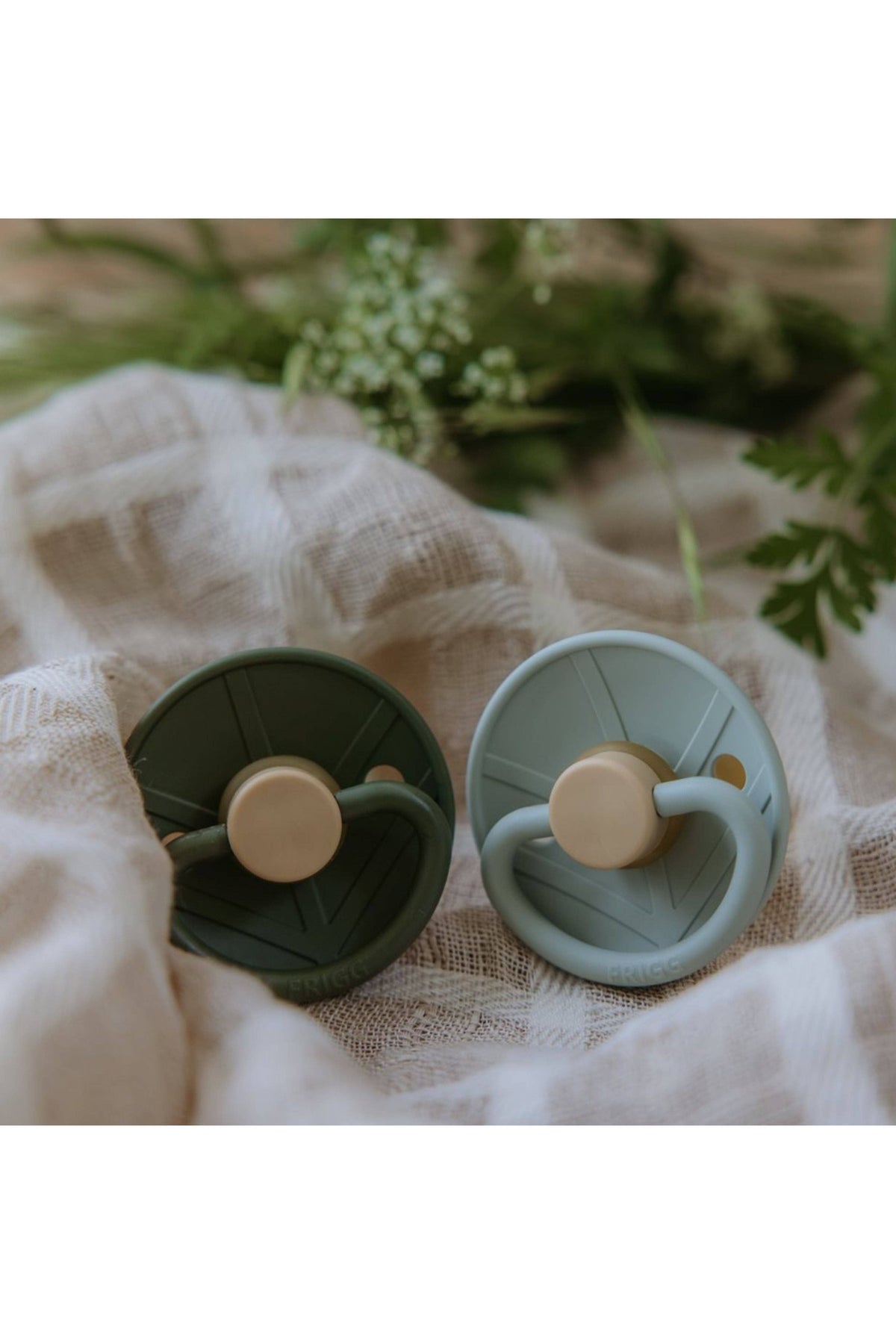 FRIGG Little Viking napp – Sage 0–6 mån – TISU – produktbild 4