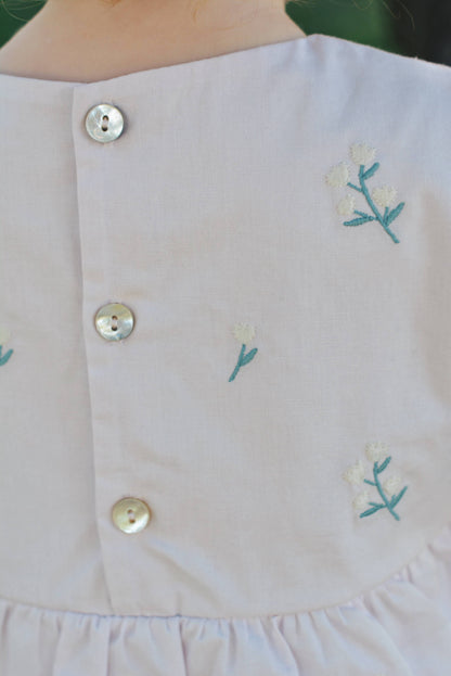 Heather romper baby i bomull – Broderade blommor