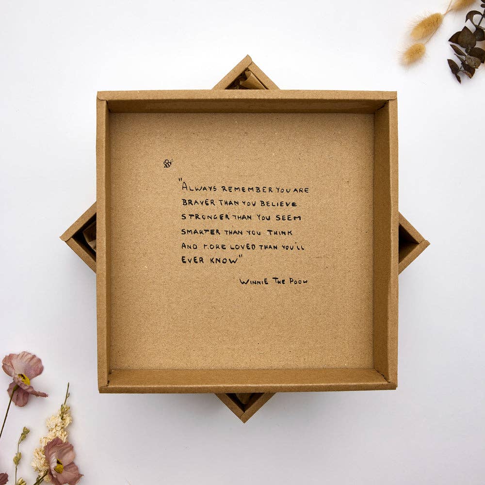 Broderad baby presentbox Blueberry on Khaki | Saga Copenhagen – produktbild 5