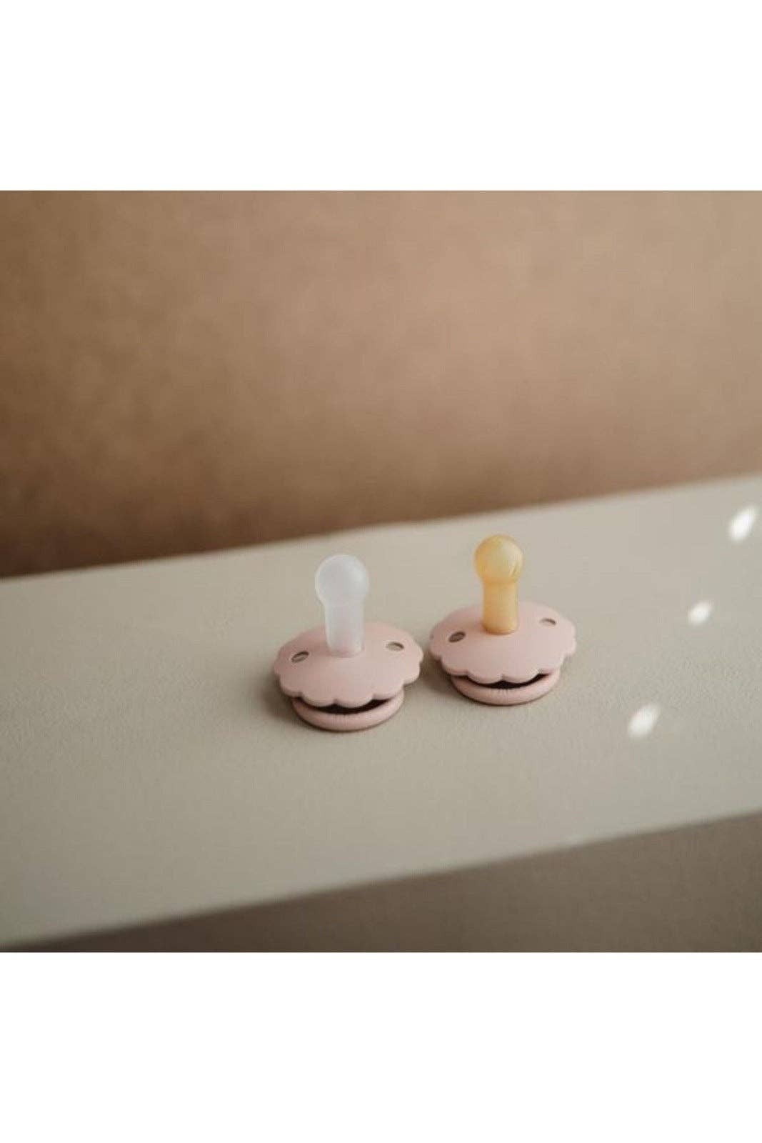 Daisy Napp – Blush 0-6m | Naturgummi Latex | Tillverkad i Danmark | BPA-fri