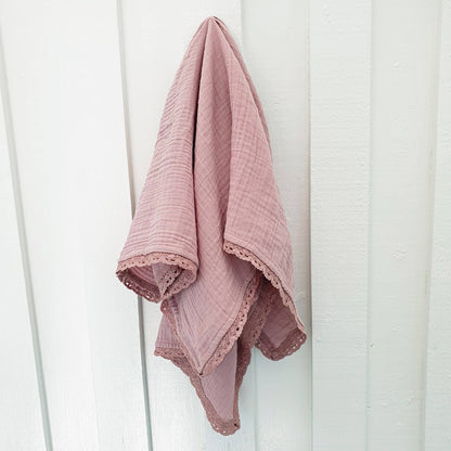 Ekologisk babyfilt i krinklad muslin med spets – Pale Mauve från Summerville Organic