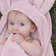 Organic bath cape with bunny ears – Pink 75 × 75 cm