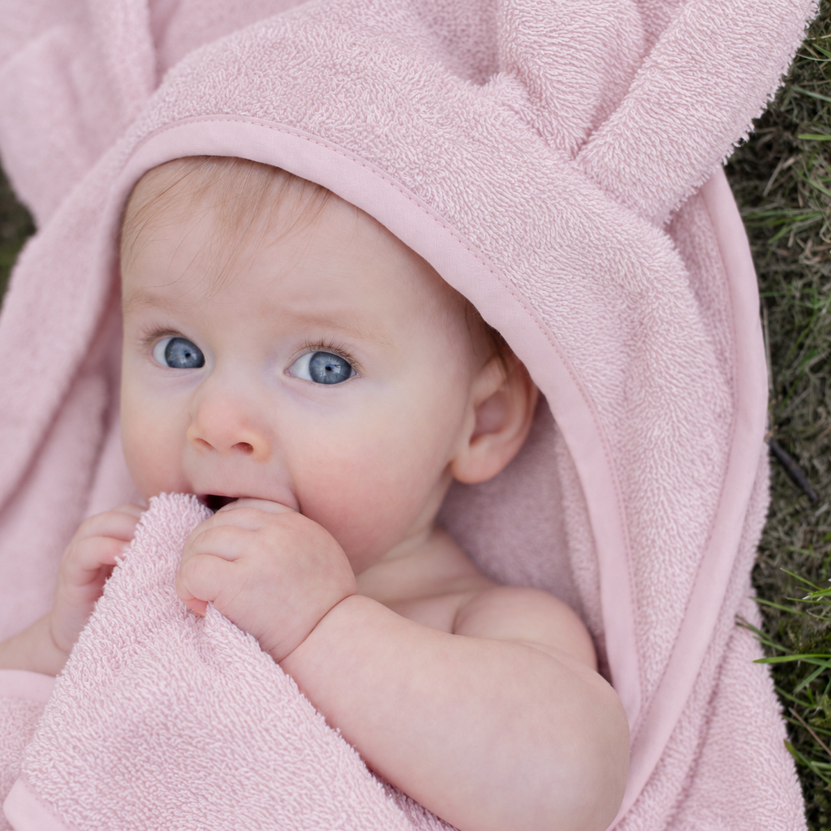 Organic bath cape with bunny ears – Pink 75 × 75 cm