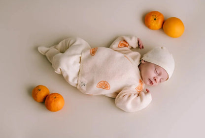 Nyföddspaket Oranges Garden: Mössa, jacka, byxor och väska - Ekologisk bomull