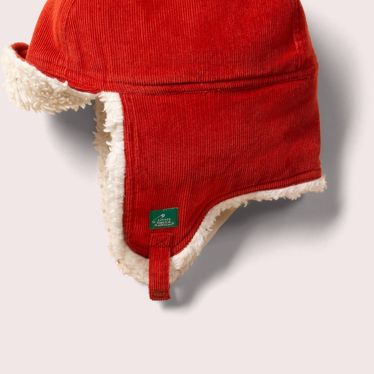 Vintermössa barn – Red, ekologisk sherpa & knäppbar hakrem | Little Green Radicals