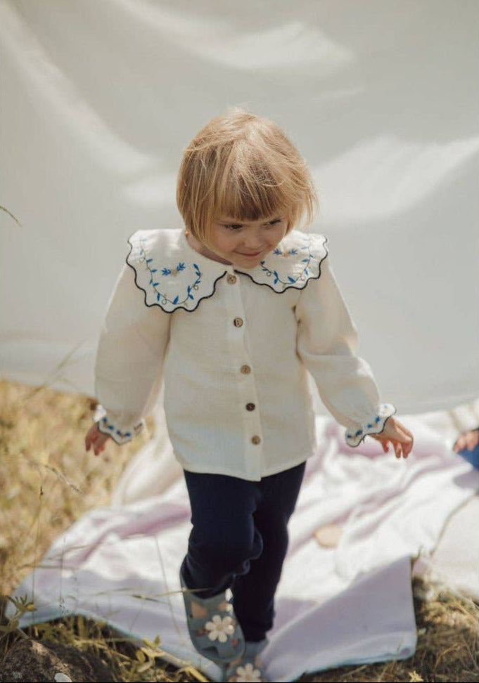 Blå barnblus med broderad krage – Lil' Paradise Copenhagen – detaljbild 3