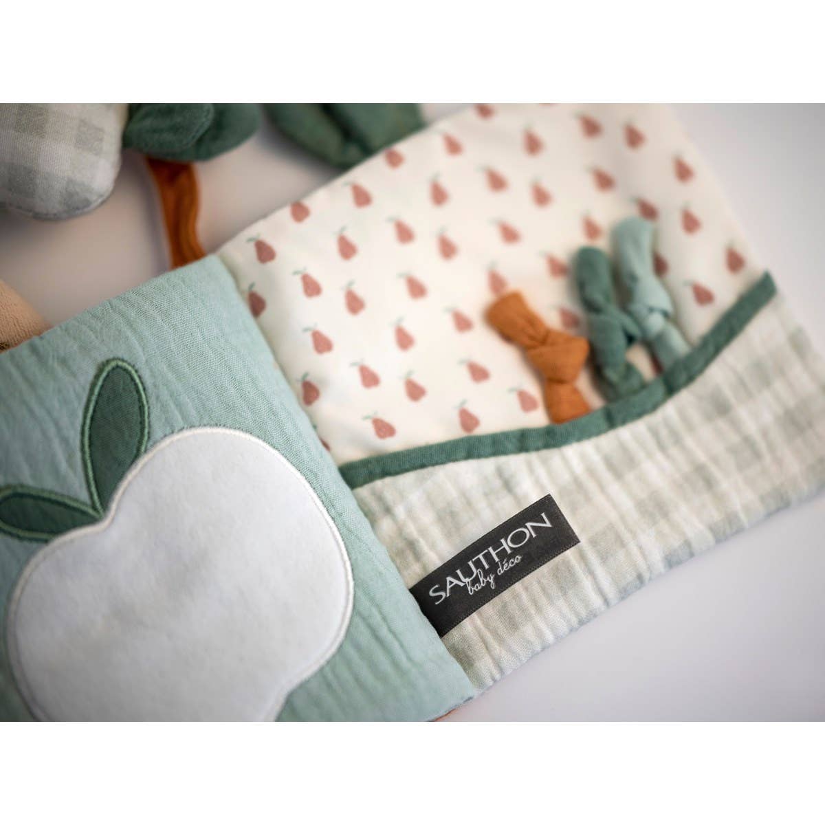 Mjuk babybok – Botanica tygbok med sensorik & ljud (15×19×4 cm)