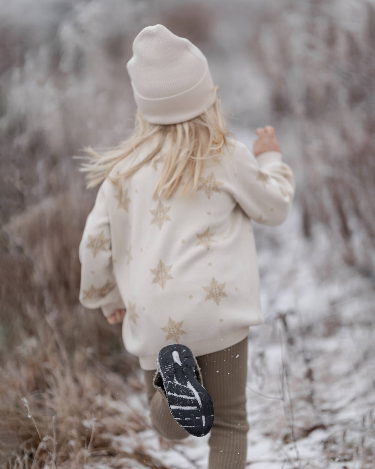 Stickad jultröja för barn med gyllene snöflingor från Hanevild