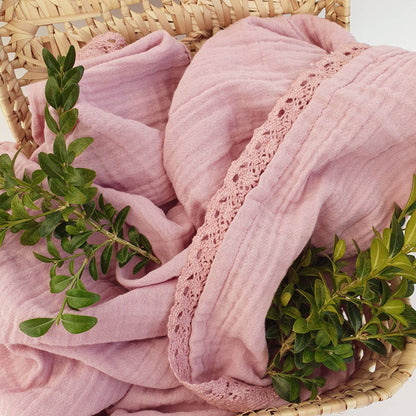 Ekologisk babyfilt i krinklad muslin med spets – Pale Mauve från Summerville Organic