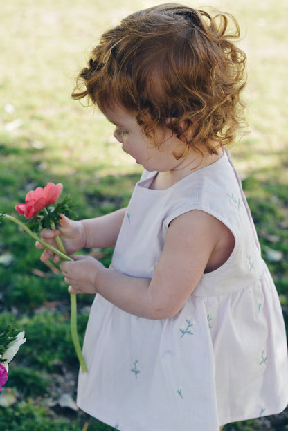 Heather romper baby i bomull – Broderade blommor