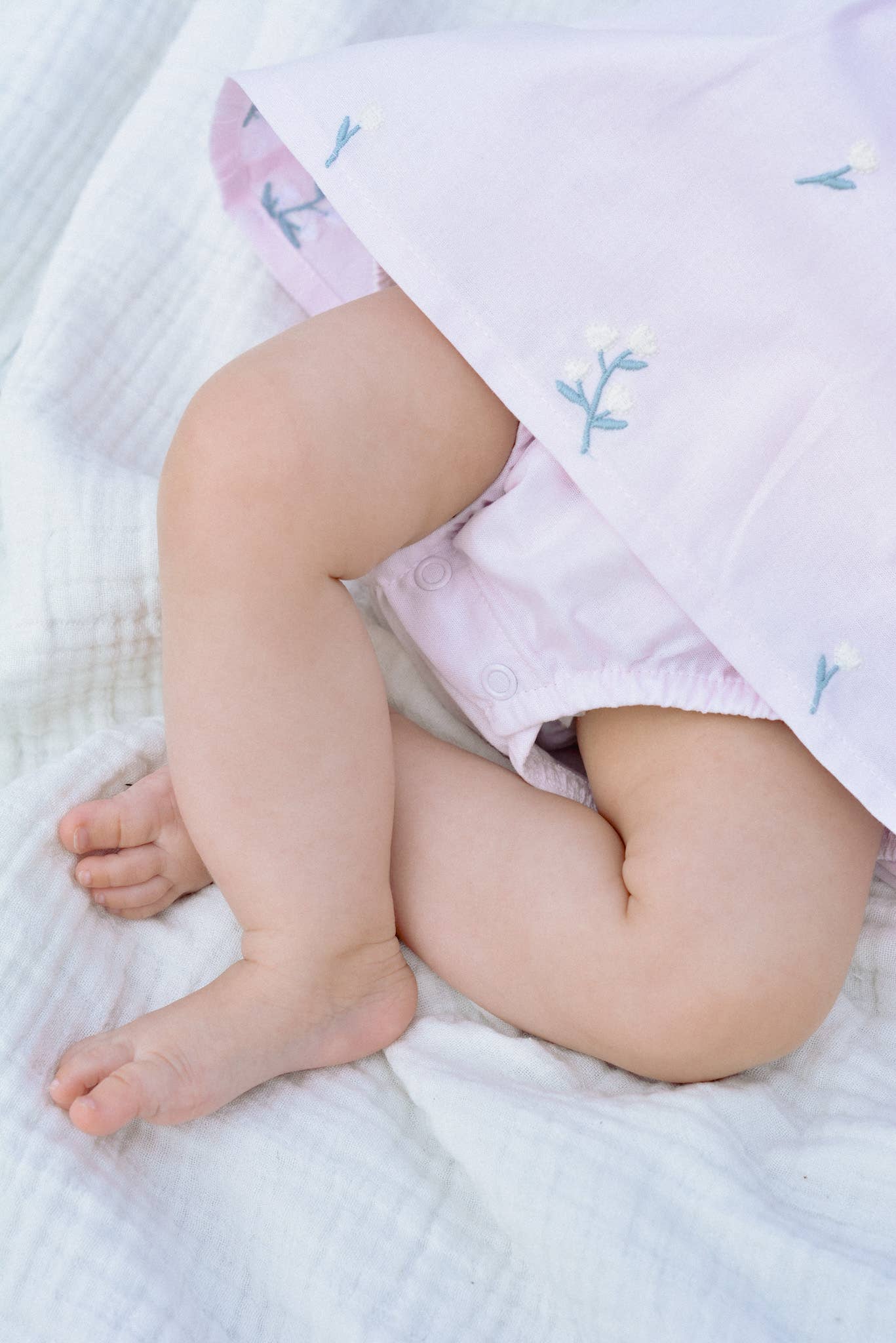 Heather romper baby i bomull – Broderade blommor