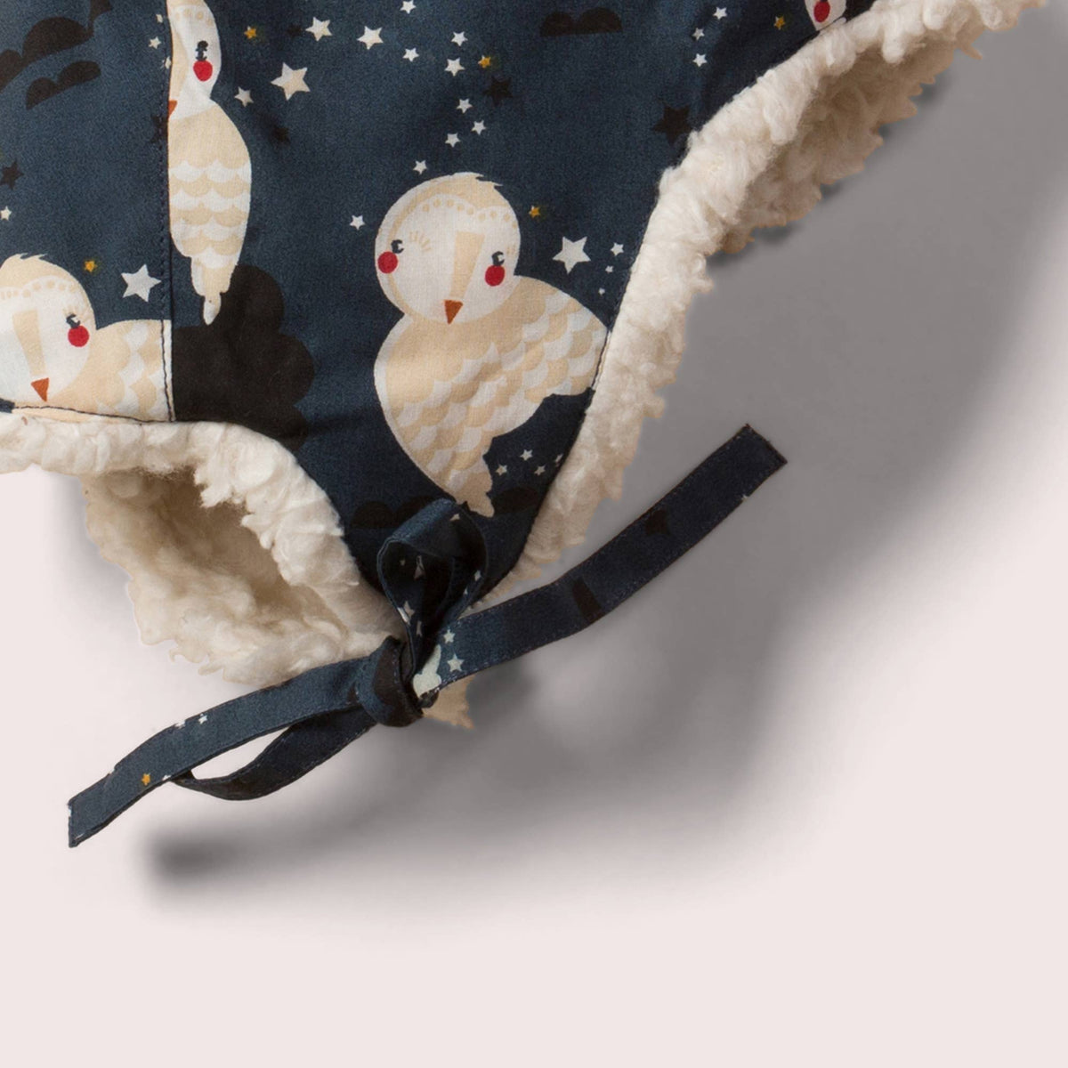Baby vintermössa i sherpa – Winter Owls – Little Green Radicals EU – produktbild 2