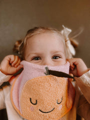 Babyhaklapp Mandy Mandarine i frotté – the cotton cloud – detaljbild 2