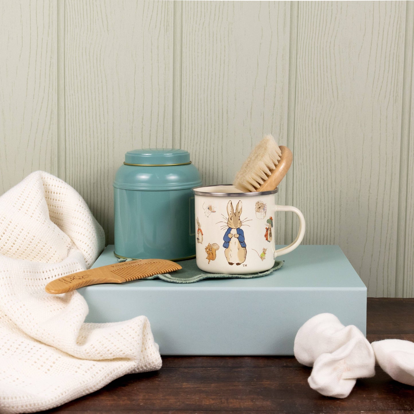Peter Rabbit babyset – emaljmugg + babyhårborste & kam i trä
