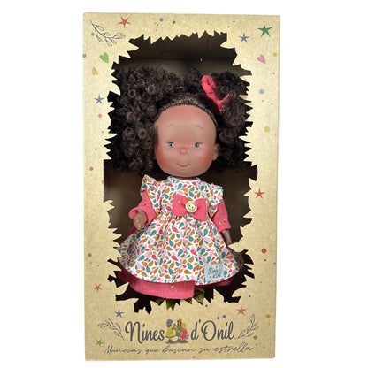 PIPPA Countryside – Vinyldocka 30 cm (badbar) Mörk hudton