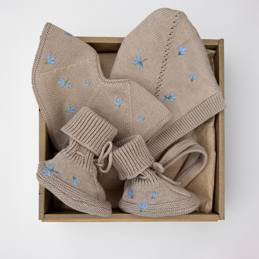 Broderad baby presentbox Blueberry on Khaki | Saga Copenhagen