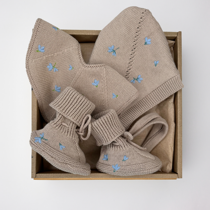 Broderad Baby Gift Box med 3 produkter – Blueberry on Khaki
